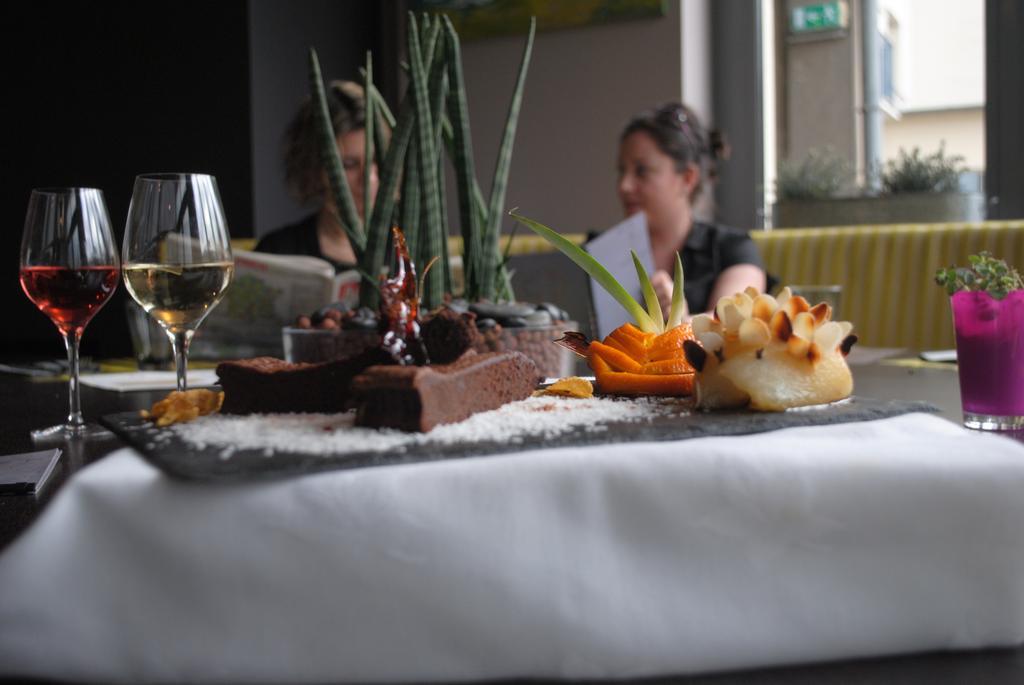 Hotel-Restaurant Le Victoria Рен Екстериор снимка