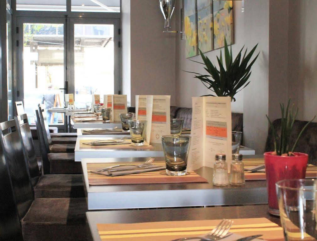 Hotel-Restaurant Le Victoria Рен Екстериор снимка