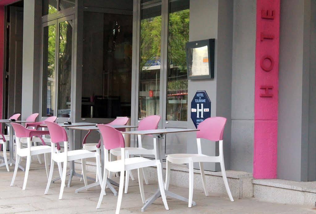 Hotel-Restaurant Le Victoria Рен Екстериор снимка